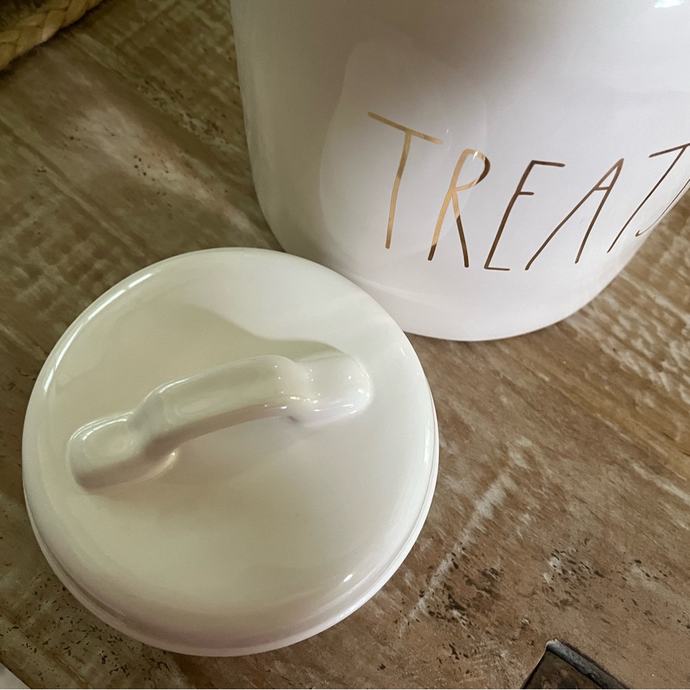 Rae Dunn White Ceramic ‘TREATS’ Canister with Rose Gold Lettering - Picture 5 of 8